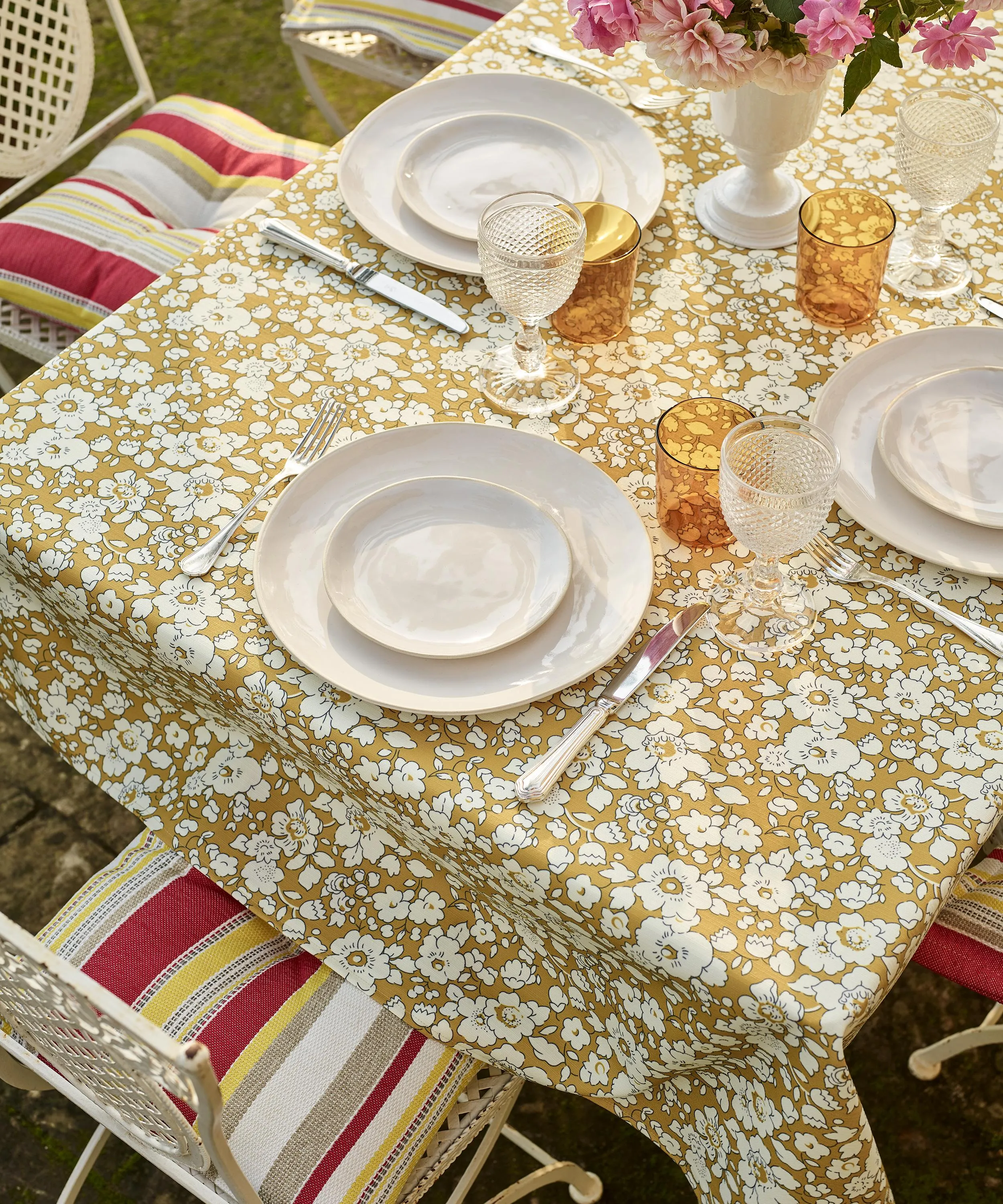 Betsy Bloom Easton in Fennel – Outdoor